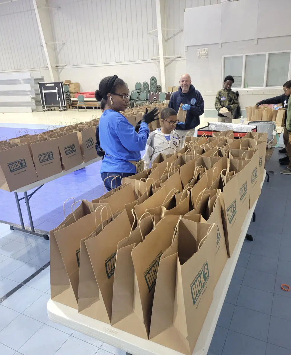 Food for the Soul Volunteers filling to go food bags in Owensboro Kentucky