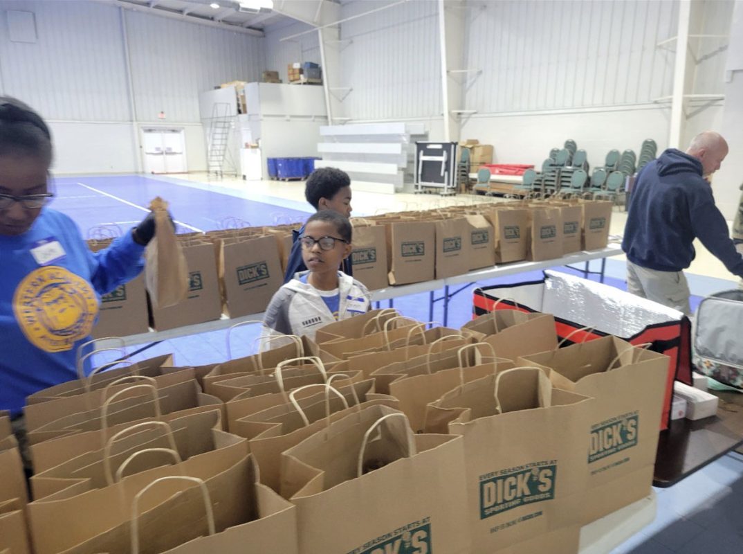 Food for the Soul Volunteers filling to go food bags in Owensboro Kentucky